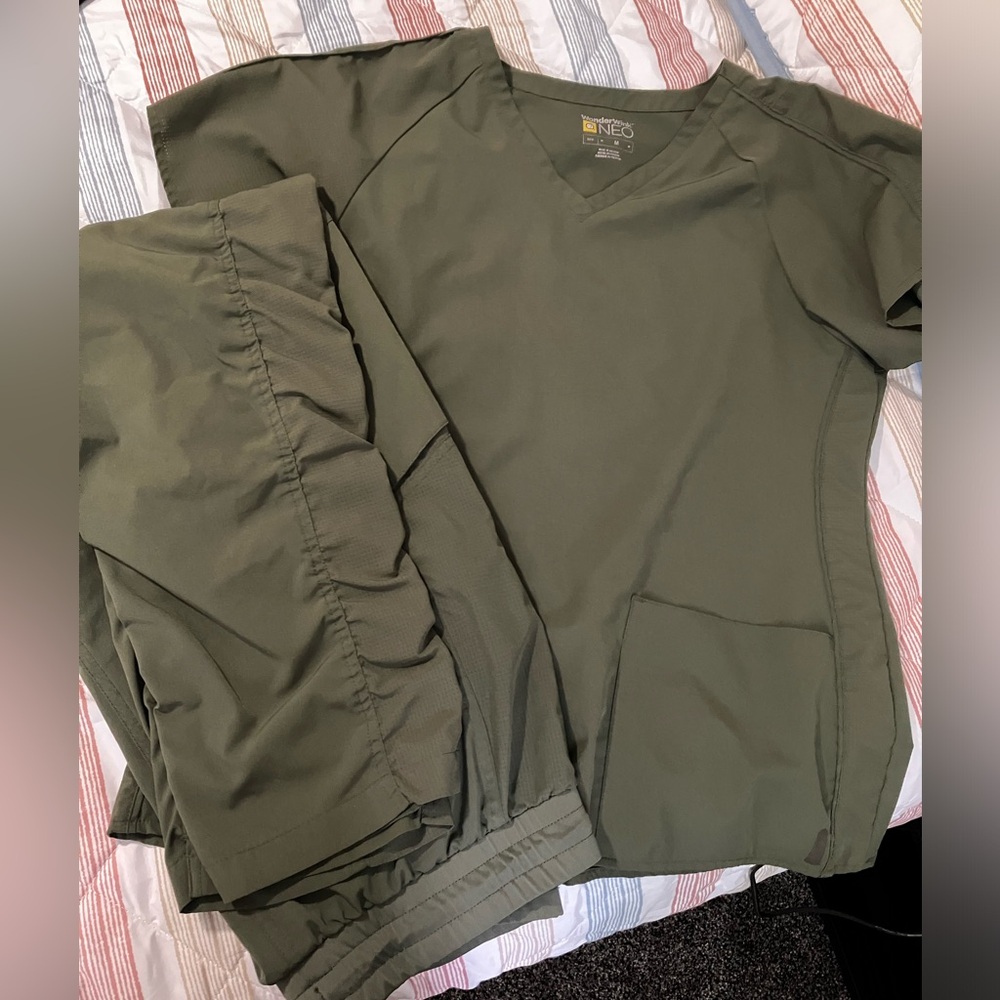 Scrub set